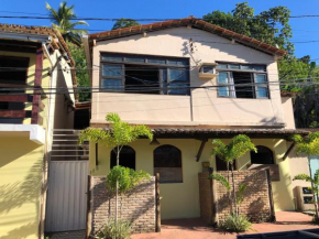 Casa no centro da cidade com garagem.